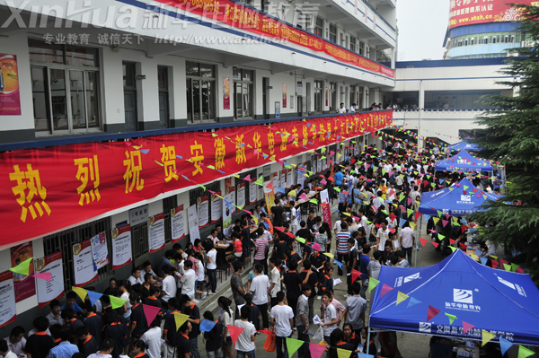 新华电脑专修学院在全国拥有30多个驻外就业办事处,有40000家协议用人单位,完善的就业体系保障每位学子轻松就业。图为新华每年一度的大型人才交流会,学子不出校门轻松找到工作