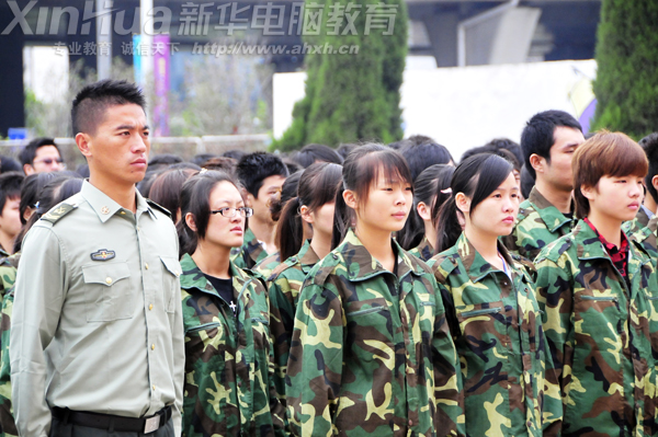 参加军训的学生