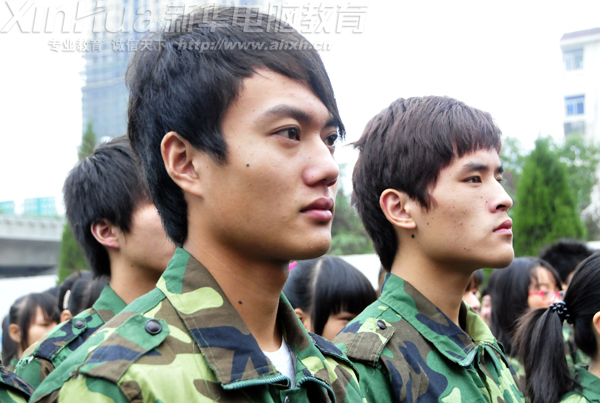 参加军训动员大会的学生全神贯注地聆听领导的教诲