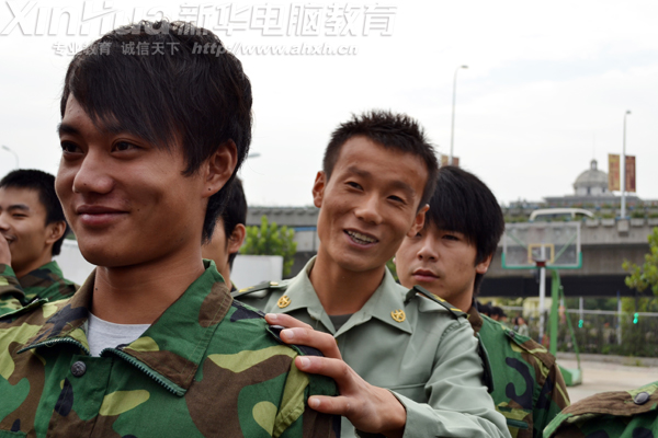 动员会后进入军训状态后军官替学生纠正站姿,恰遇摄影镜头,教官面露羞赧