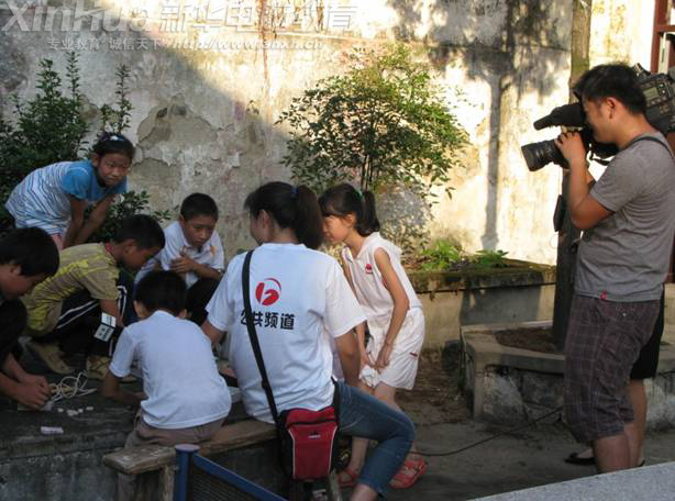 电视台记者下乡调查