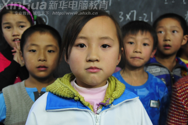 孩子们的眼神里写满了坚定与希望