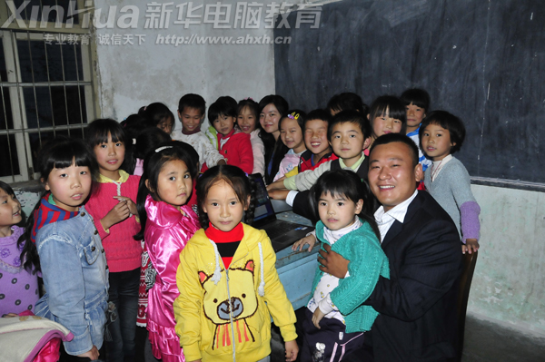 孩子们和支教老师一起围琴而乐