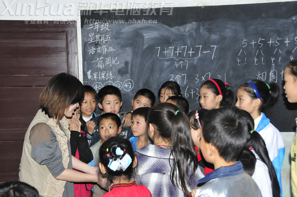 孩子们围着支教老师畅谈自己的理想