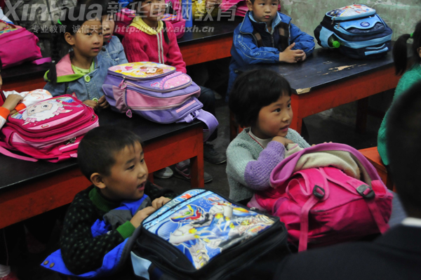 他们的笑是那样明媚,暖着人心