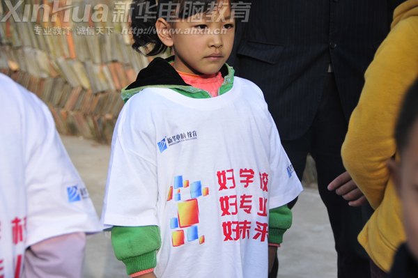 这个小姑娘面对非常坚定的告诉记者,她的理想就是长大后来山区教书