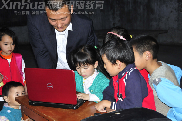 支教老师教孩子用电脑,聪明的小姑娘一学便会了