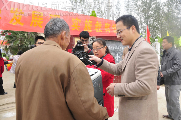 法堂小学的老师接收安徽新华电脑专修学院老师捐赠的电脑
