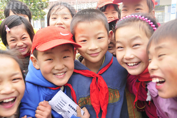 他们的世界如此单纯:快来呀!阿姨说拍照不要钱的