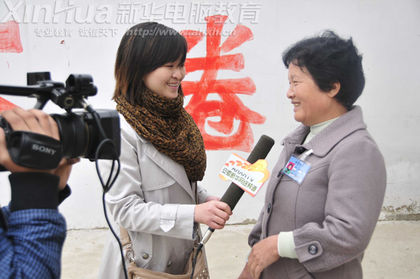 这位晕倒在讲台上不顾休息执意回校上课的范老师面对记者的采访时一脸羞赧,提到和孩子们一起满脸幸福