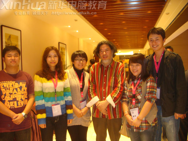 中央美术学院设计学院晓鸥教授(中)与安徽新华电脑学院老师合影