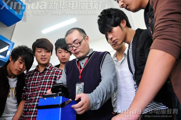 项目导师为学生们讲解专业设备的使用方法