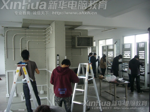 学生在网络综合布线实训室里实训