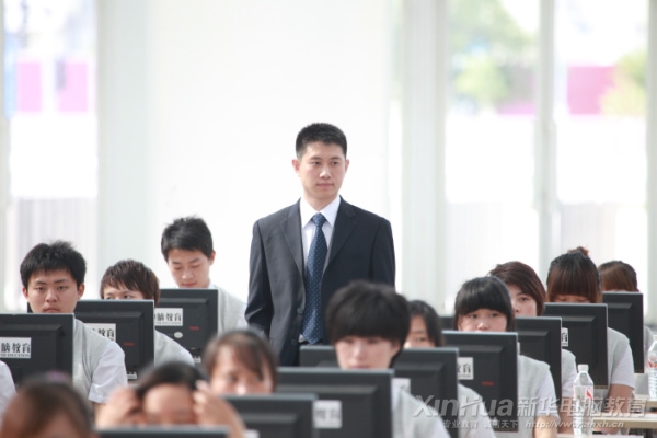 新华“双师型”老师为学生授课