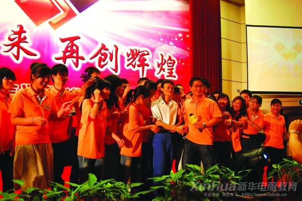 »ҵѧڻáͰͳͨȫܹھֻ˰ͰͼŶ¾ϯCEOƵĽӼͼΪмͬºƺӰ