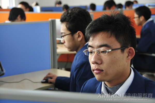 实训室内学生在专注地工作