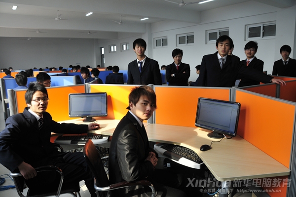 实训室内意气风发的学子们