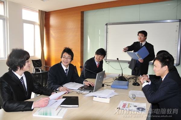 为了更好地完成新项目,导师和项目成员正在仔细探讨方案