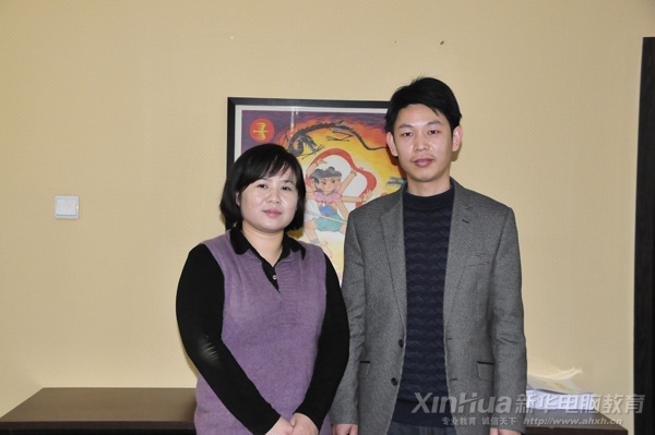 安徽新华电脑专修学院领导(右一)与北京万豪天际文化传播有限公司培训总监高媛女士(左一)合影