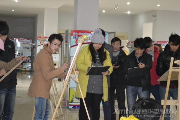 画面中的男选手正在仔细地观察模特