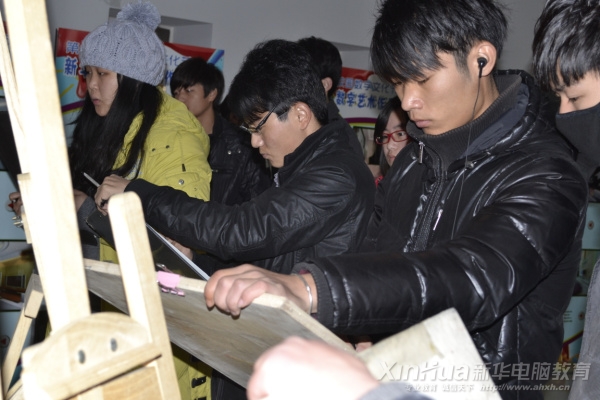 比赛现场,同学们都在争分夺秒地完成作品