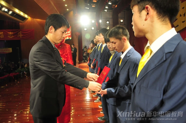 安徽新华电脑专修学院副院长王胜为2011年学生阶段性综合实践技能大赛文字录入大赛院级前三名获奖选手颁发证书