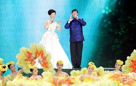 大衣哥搭于文华献唱