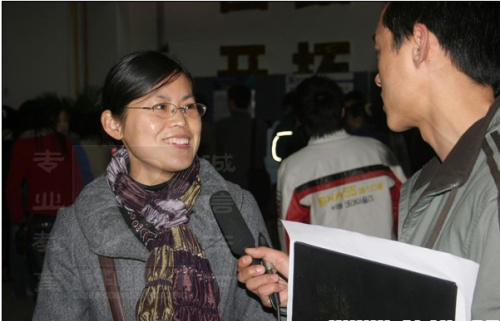 前来招人的用人单位接受采访