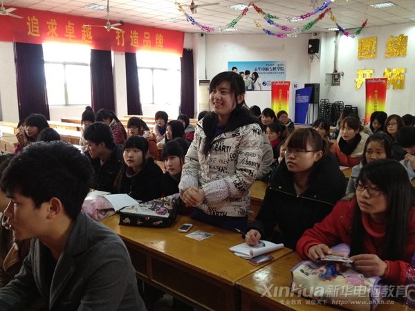 招聘会现场,新华学子正在向用人单位提问薪资标准