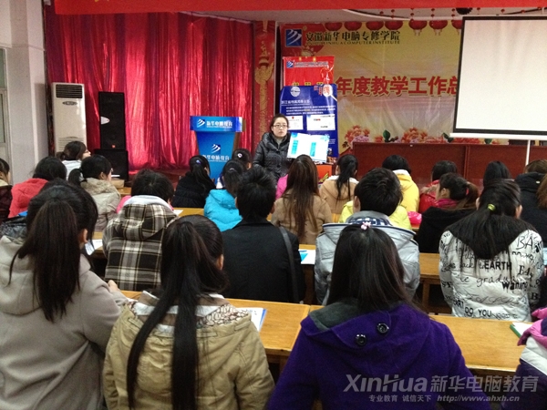 浙江省档案局胡经理正在向新华学子详细介绍企业概况