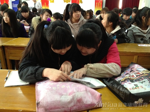 参加招聘会的新华学子正在探讨应聘岗位