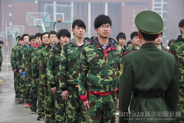 进入新华的第一堂课就是军训