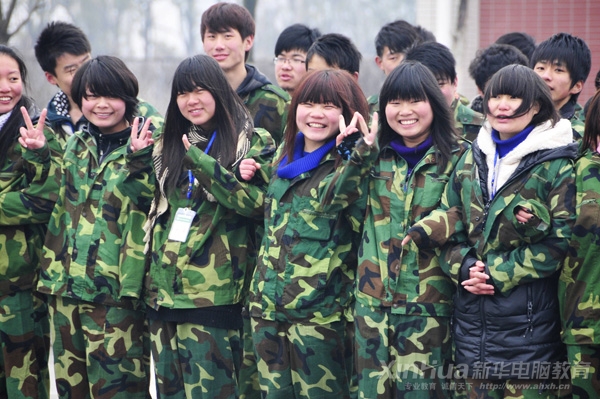 清冷的风雨阻止不了我们参与军训的热情