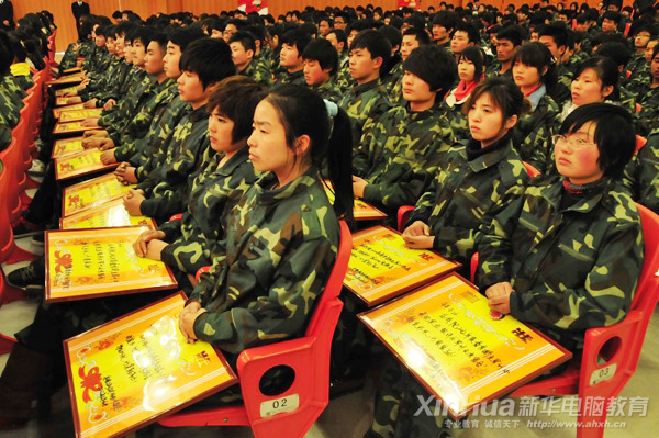 参训新生认真听取领导发言