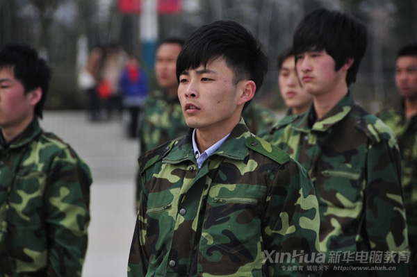 军训表演中的型男