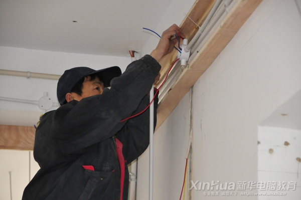 工程施工人员正抓紧时间抢抓工程进度