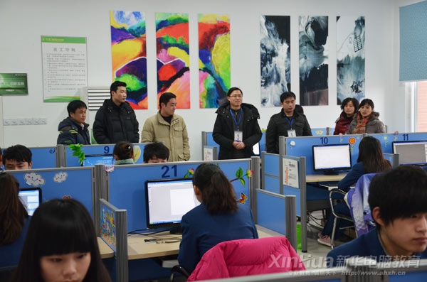 安徽新华校领导正在实训中心内查看平面项目实训特色班学生技术选拔