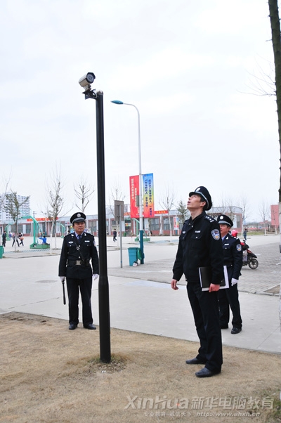 派出所民警正在检查安徽新华电脑专修学院校园监控系统