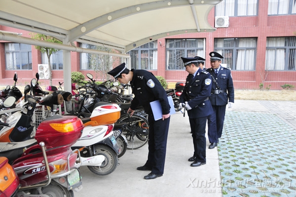 派出所民警正在检查自行车棚