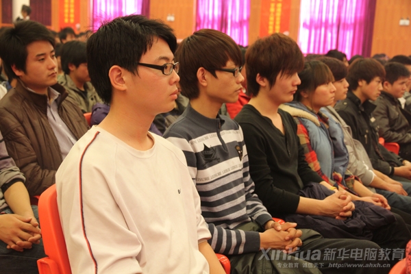 新华学子们正在认真听取学院领导的精彩讲话