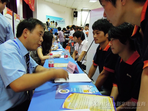 安徽新华以往招聘会现场火爆场面