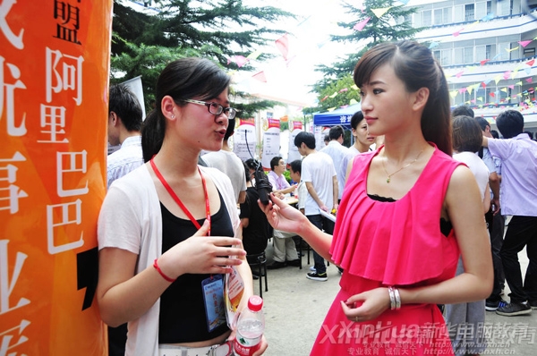 校园招聘会上阿里巴巴人事经理正在接受合肥电视台记者的采访