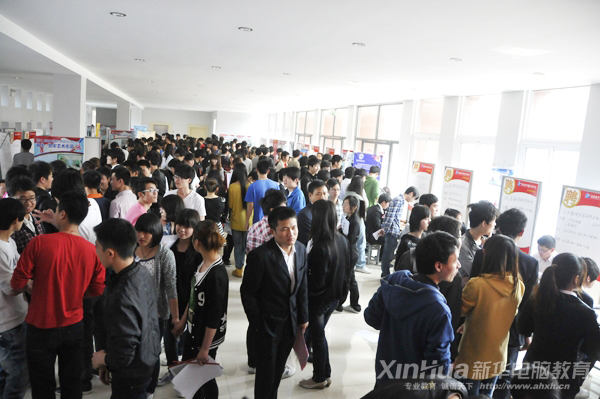 安徽新华电脑专修学院2012年春季专业人才“预定会”现场