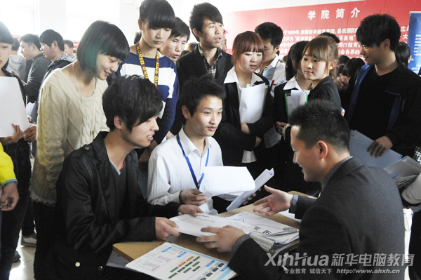 杭州全策信息技术有限公司人力资源部经理正在向新华学子详细介绍公司的概况