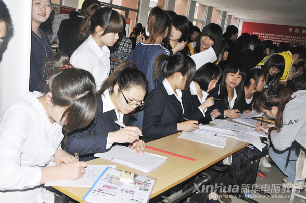 前来应聘的新华学子正在填写面试表格