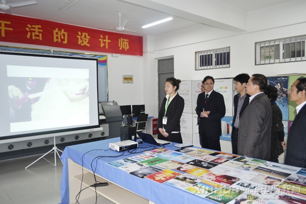 安徽新华电脑专修学院何院长一行在观看学生实训成果展