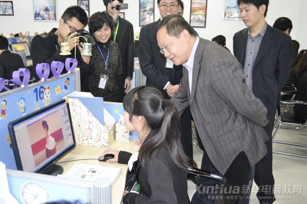 安徽新华电脑专修学院院长何贵金在实训特色班询问学生学生实习情况