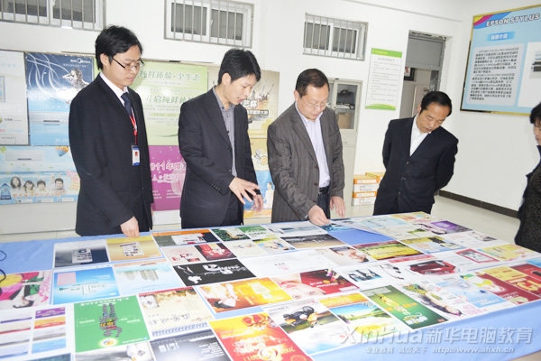 安徽新华电脑专修学院何院长一行观参观学生实训作品