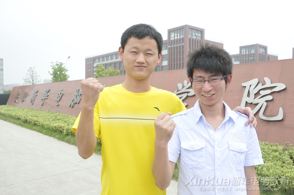 “H3C杯”全国大学生网络技术大赛预赛第一名获得者张怀鹏(左)和孔林青(右)