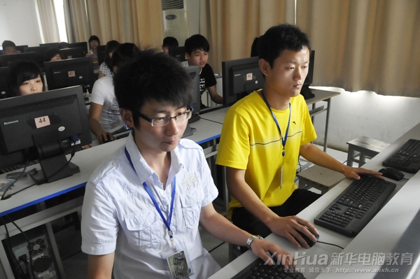 两位获奖同学正在实训机房为复赛积极准备着